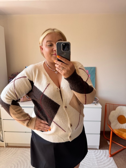 SWETER NA GUZIKI ROMBY