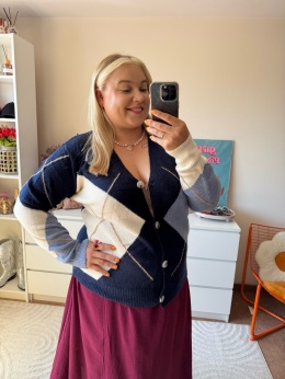 SWETER NA GUZIKI ROMBY