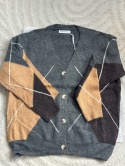 SWETER NA GUZIKI ROMBY