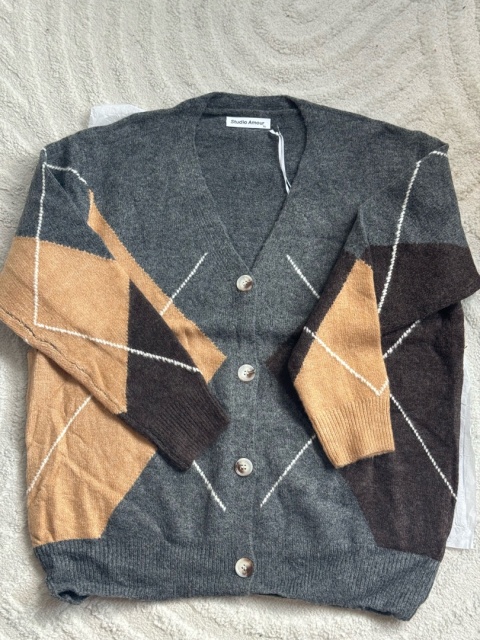 SWETER NA GUZIKI ROMBY